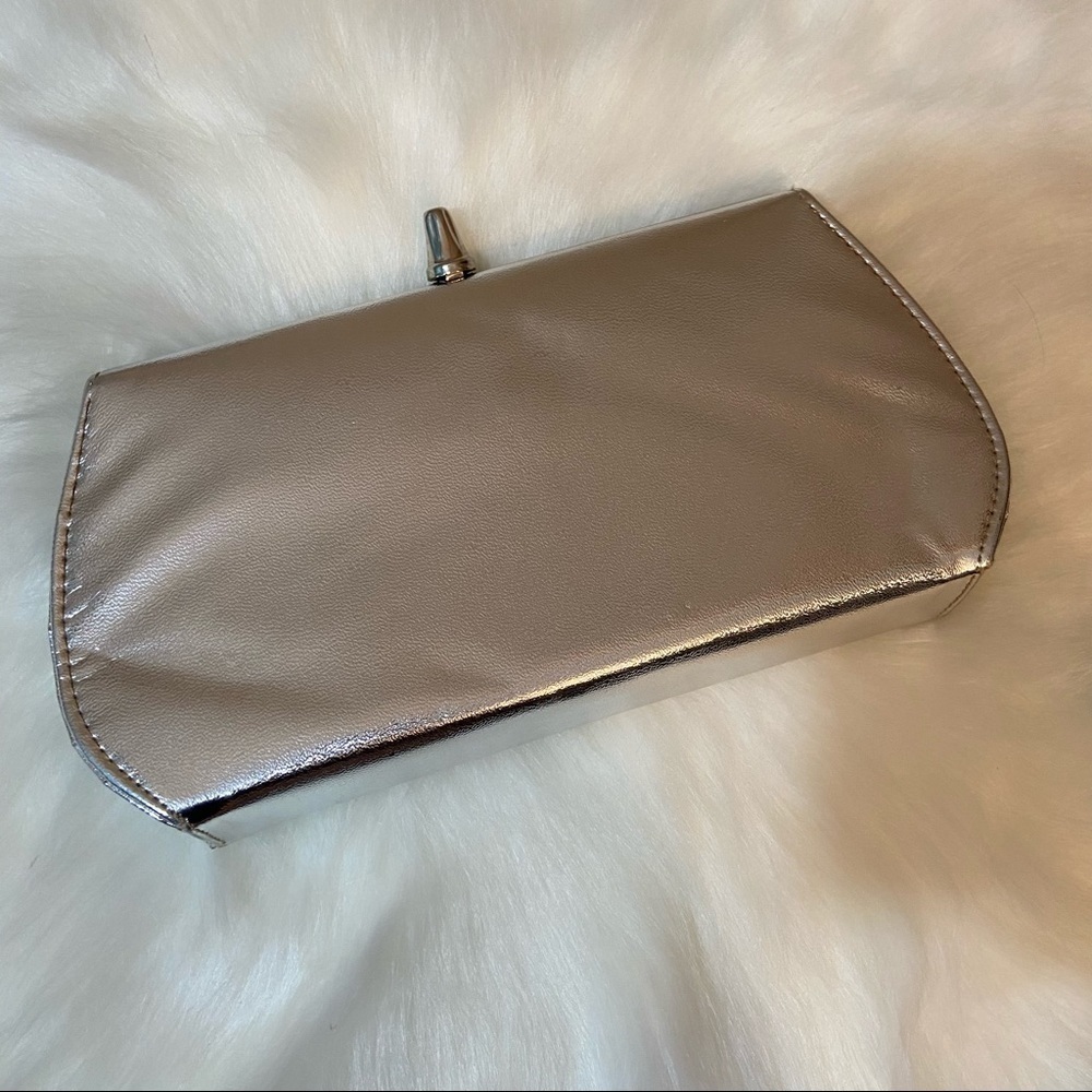 💥5/$25  Silver metallic retro purse‎